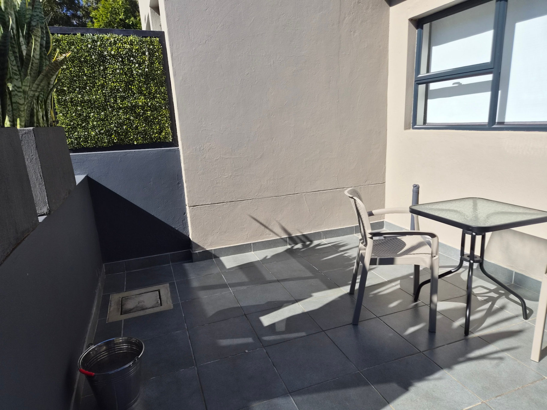 Room Frantoio private patio seating area