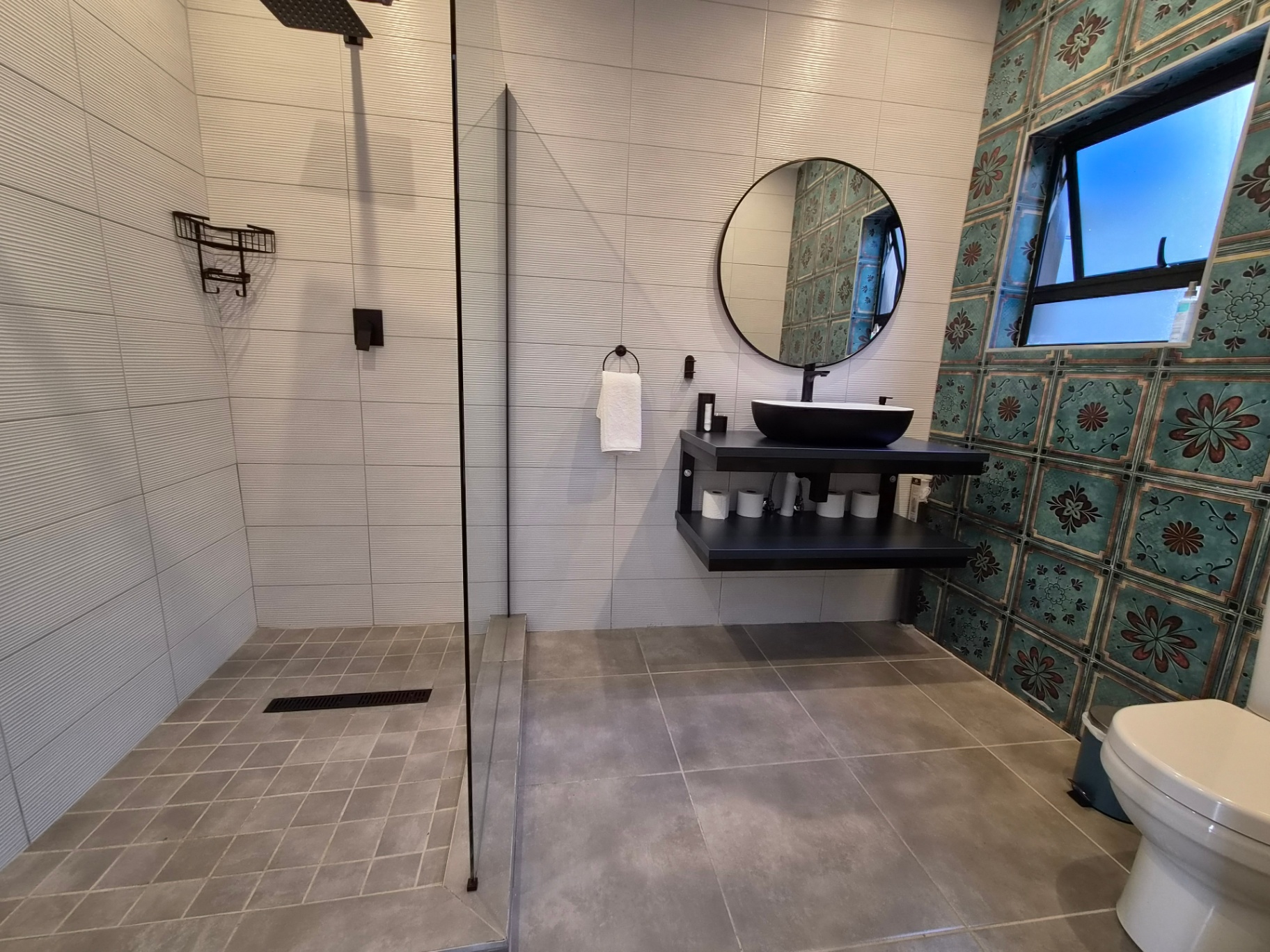 Room Frantoio en-suite bathroom with walk-in shower