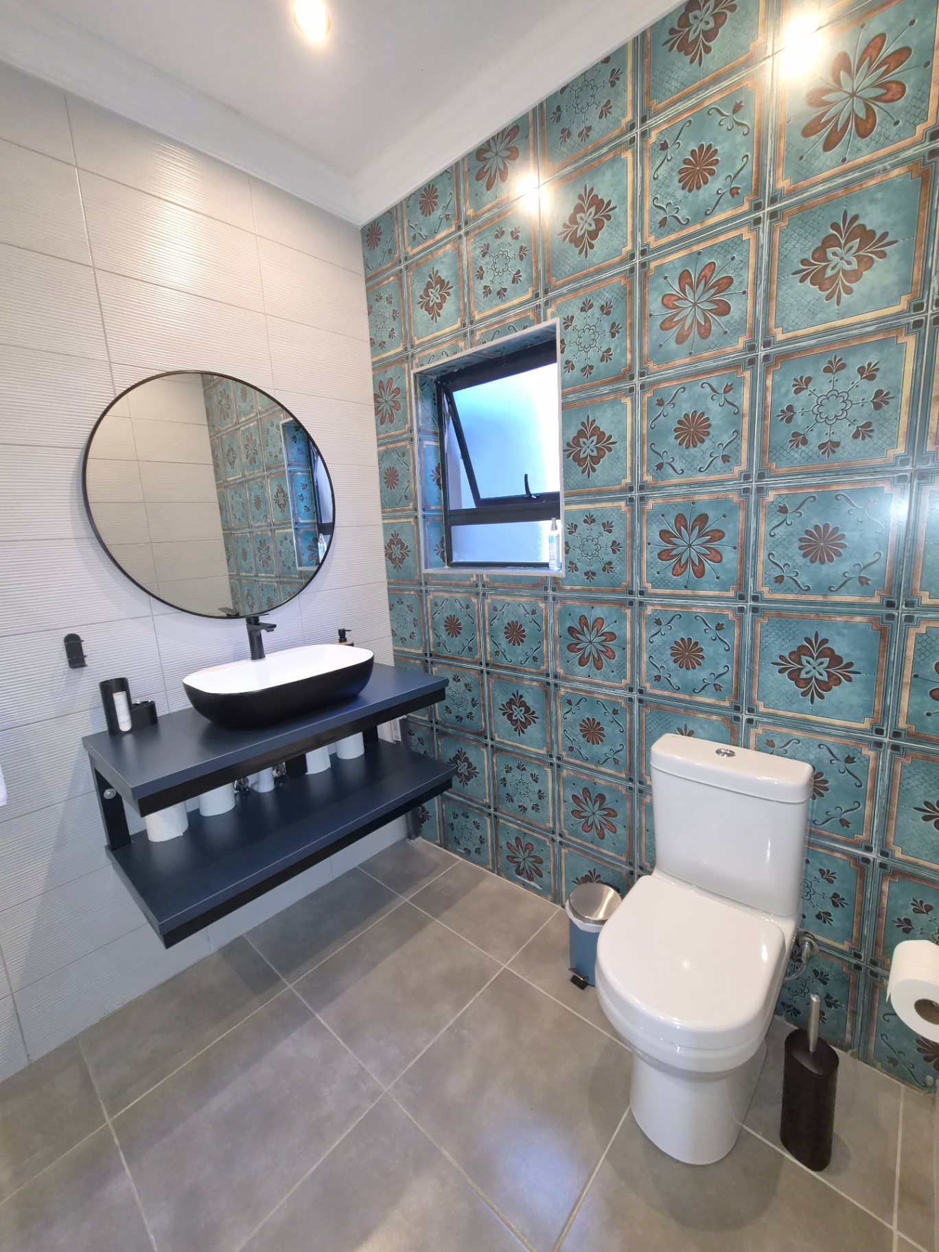 Room Frantoio bathroom with patterned feature wall