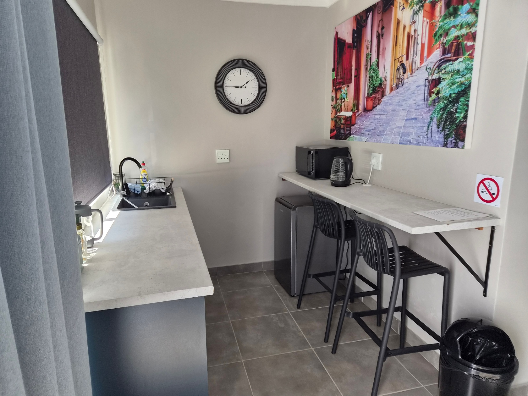 Room Frantoio kitchenette with breakfast bar