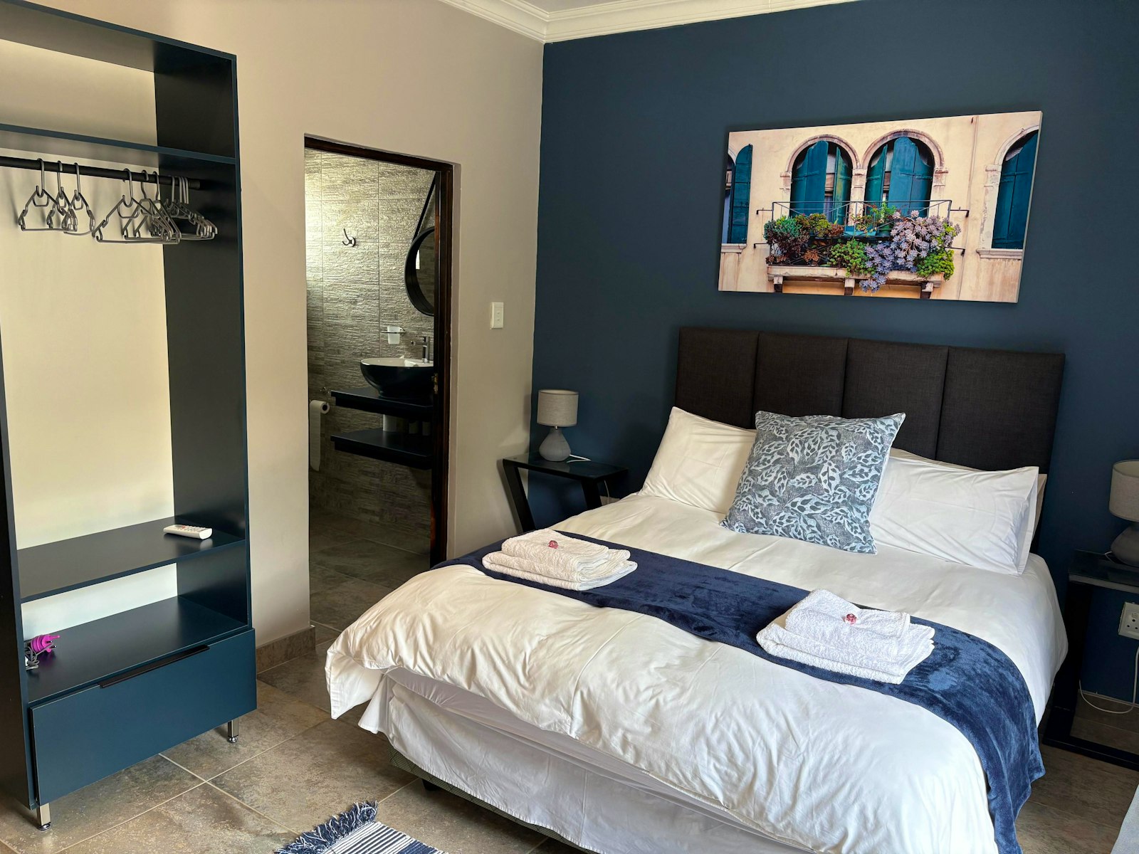 Room Coratina with artwork and wardrobe